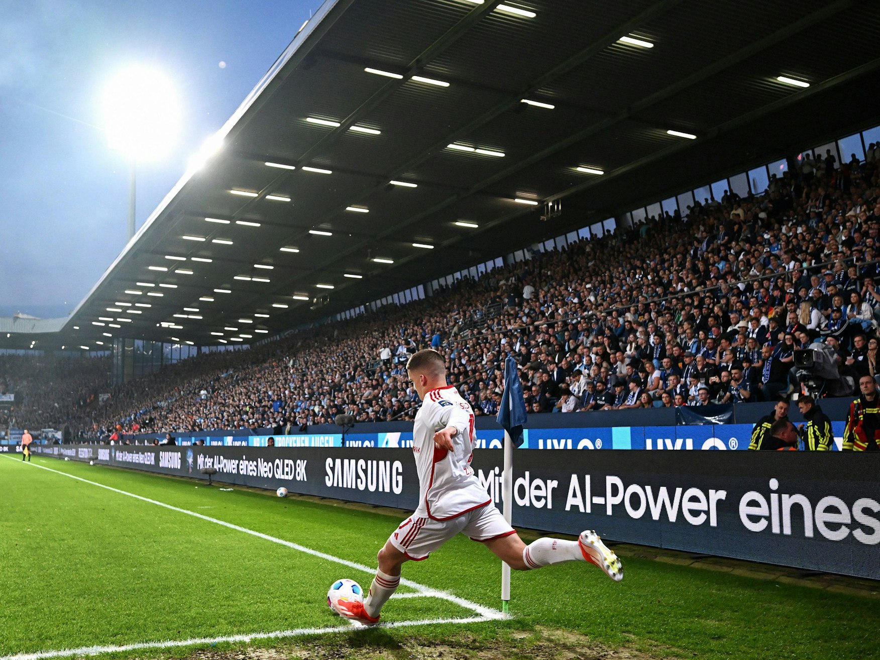 Christos Tzolis schießt eine Ecke.