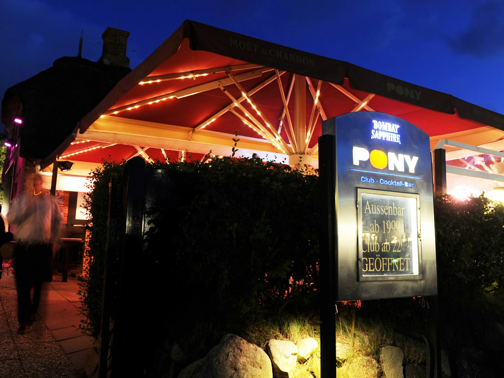 Passanten gehen am 15.07.2011 in Kampen auf der Nordseeinsel Sylt an der Pony-Bar vorbei. Seit 50 Jahren wird in der Edelbar und Promidisco gefeiert.