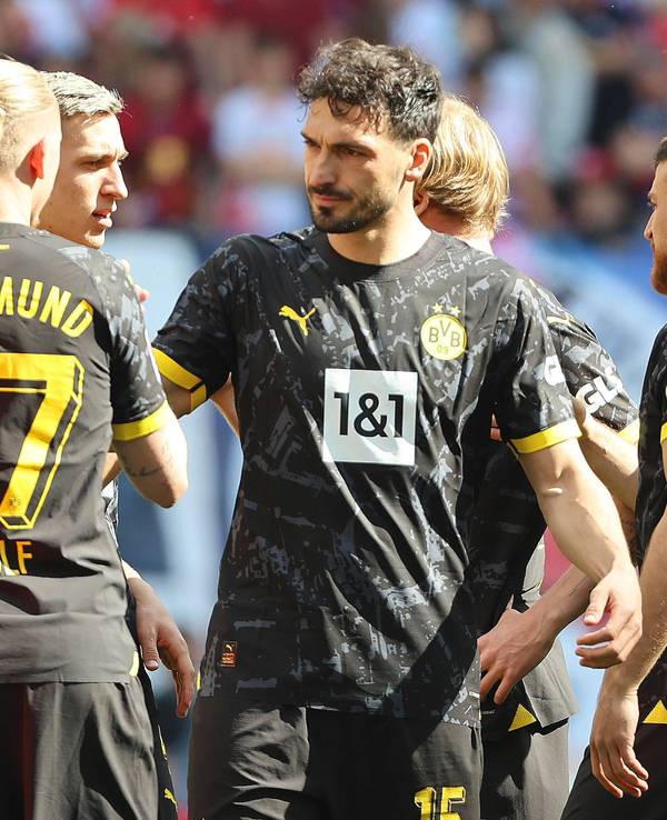 Mats Hummels mit Marius Wolf, Nico Schlotterbeck und Salih Özcan.