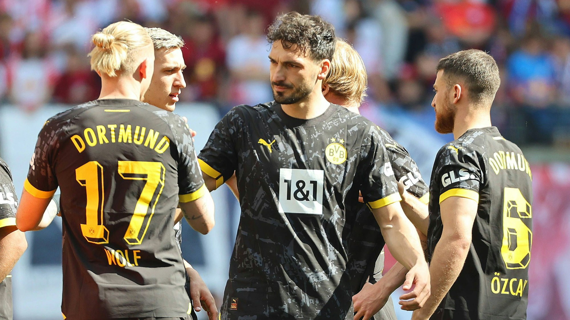 Mats Hummels mit Marius Wolf, Nico Schlotterbeck und Salih Özcan.