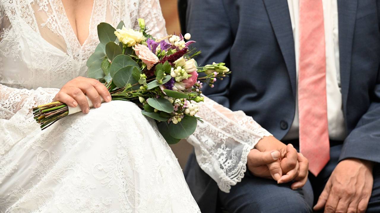 Hochzeitspaar hält sich an den Händen