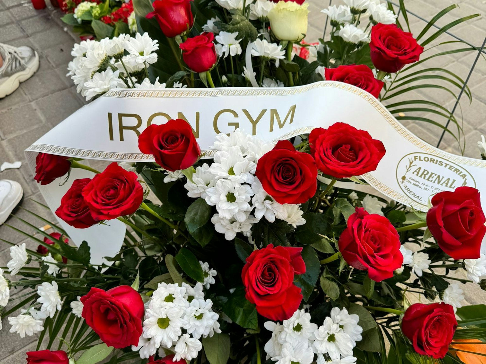 Im Namen ihres Fitnessstudios legten die Robens ein Gesteck vor dem Medusa Beach Club hin.