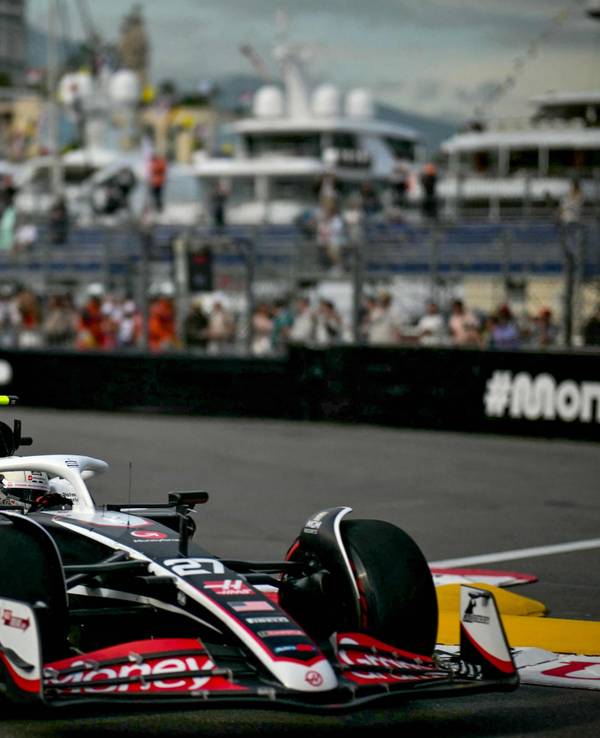 Nico Hülkenberg in seinem Haas-Boliden auf der Strecke in Monaco.