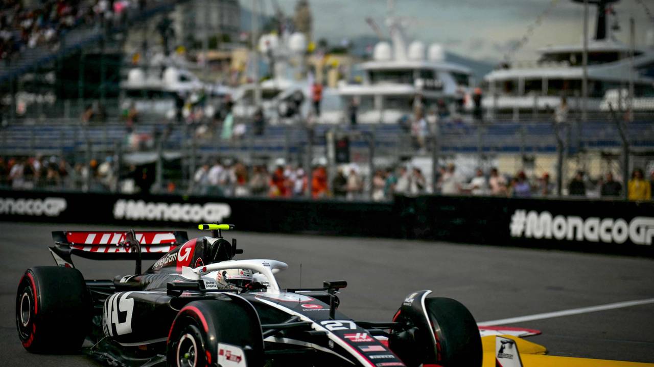 Nico Hülkenberg in seinem Haas-Boliden auf der Strecke in Monaco.
