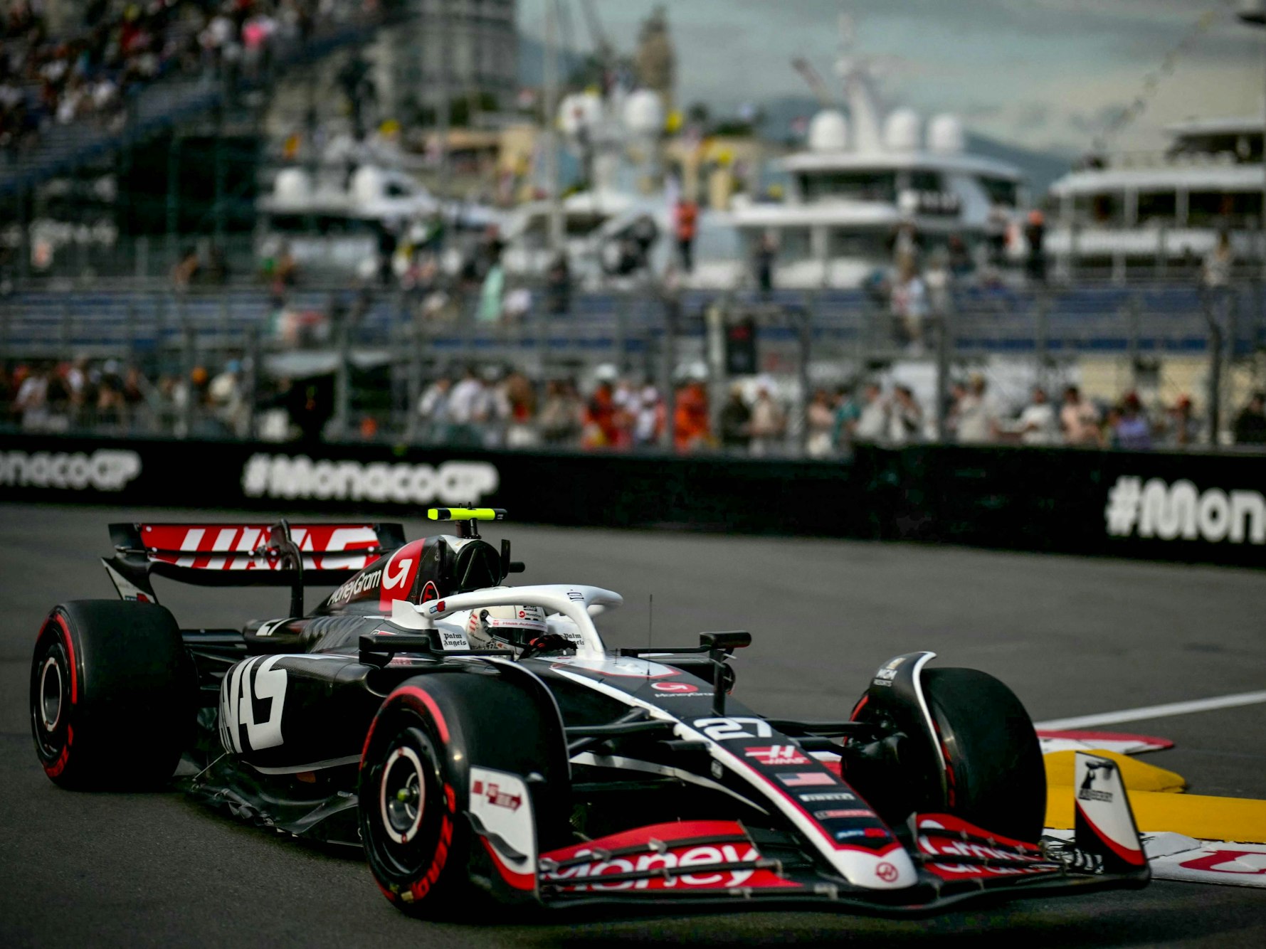 Nico Hülkenberg in seinem Haas-Boliden auf der Strecke in Monaco.