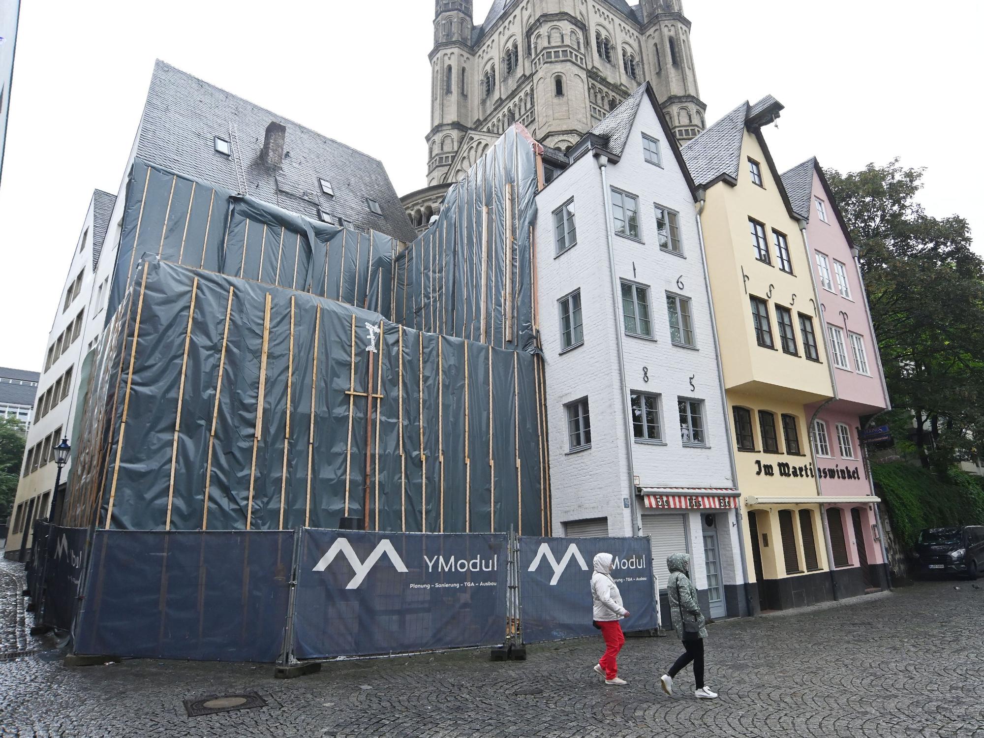 Bauzäune rund um die Giebelhäuschen am Kölner Fischmarkt.