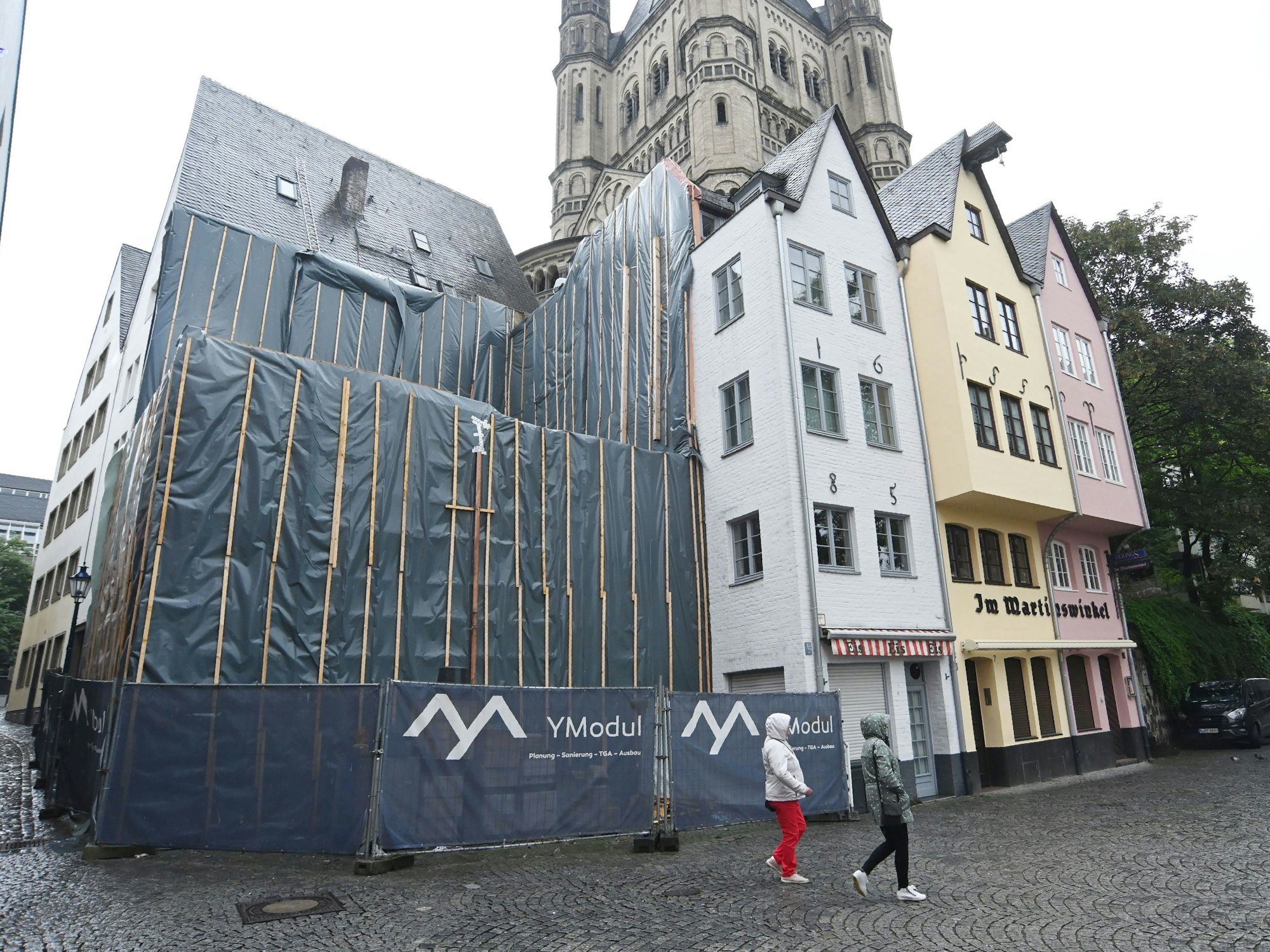 Bauzäune rund um die Giebelhäuschen am Kölner Fischmarkt.