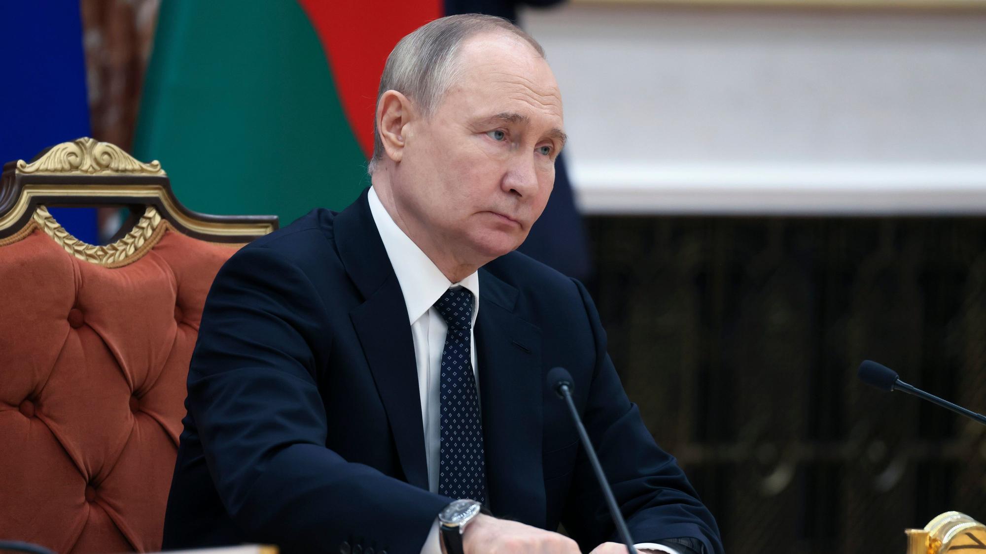 Der russische Präsident Wladimir Putin bei den russisch-weißrussischen Verhandlungen Mitte Mai im Palast in Minsk. Immer wieder betont er, dass er angeblich für Friedensverhandlungen offen sei.