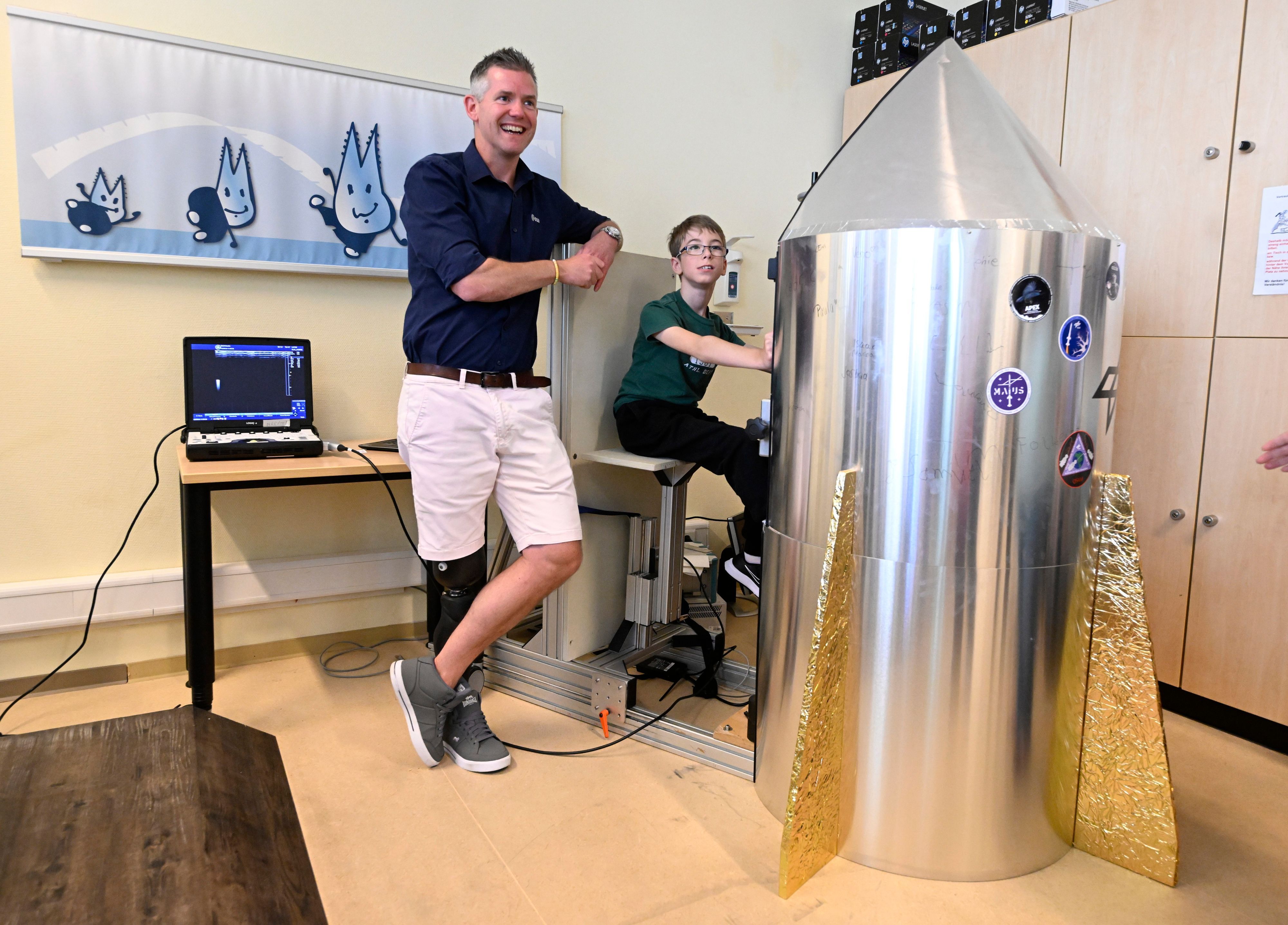 Der ESA-Reserve-Astronaut John McFall mit Felix in einem Zimmer in der Uniklinik Köln.
