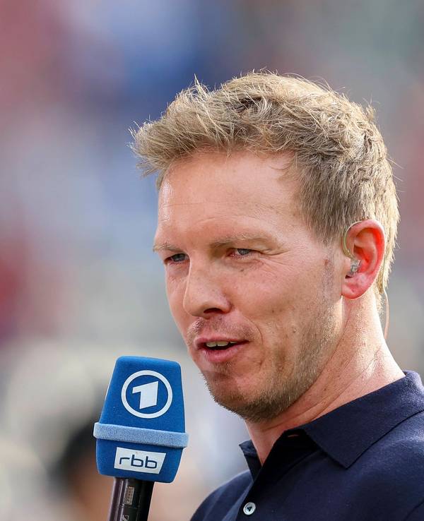 Julian Nagelsmann mit einem ARD-Mikrofon am Rande des DFB-Pokalfinales in Berlin.
