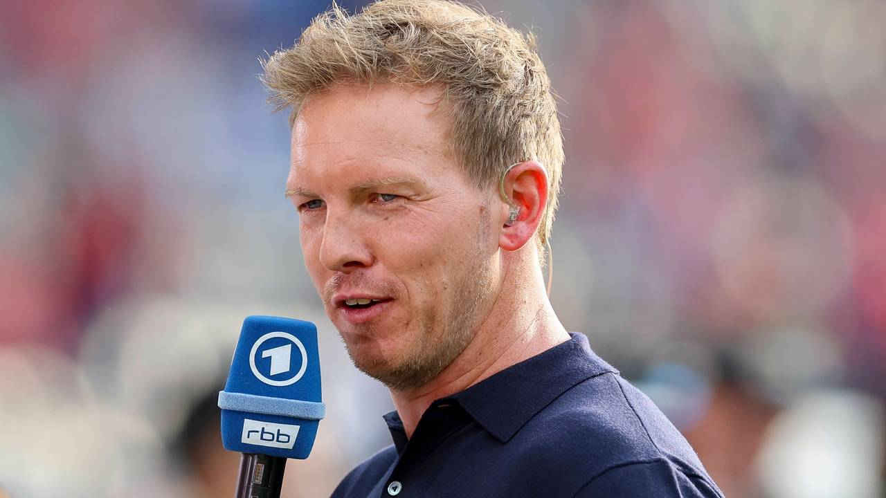 Julian Nagelsmann mit einem ARD-Mikrofon am Rande des DFB-Pokalfinales in Berlin.