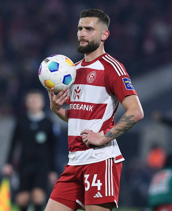 Nicolas Gavory hält den Ball in der Hand.