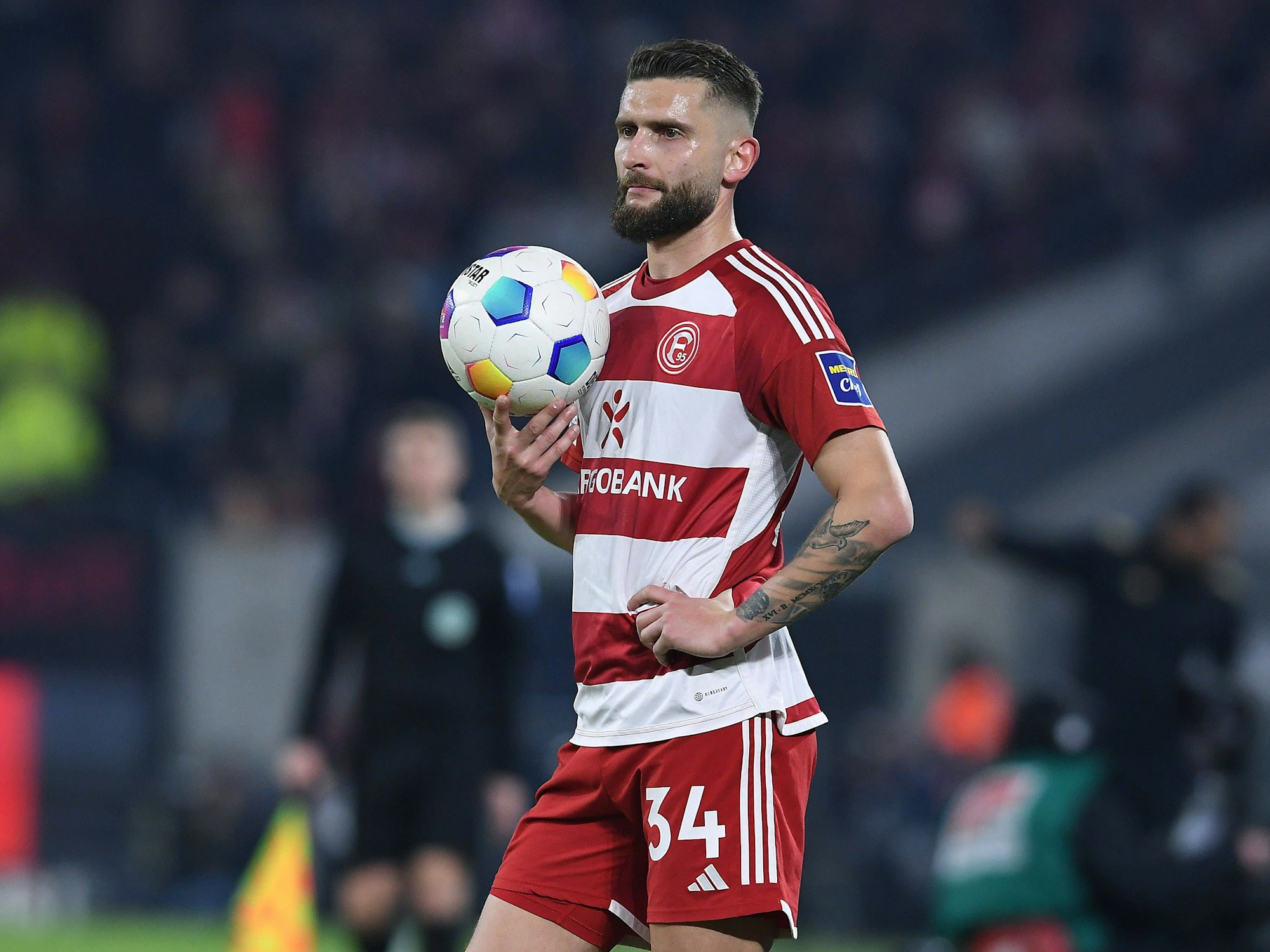 Nicolas Gavory hält den Ball in der Hand.