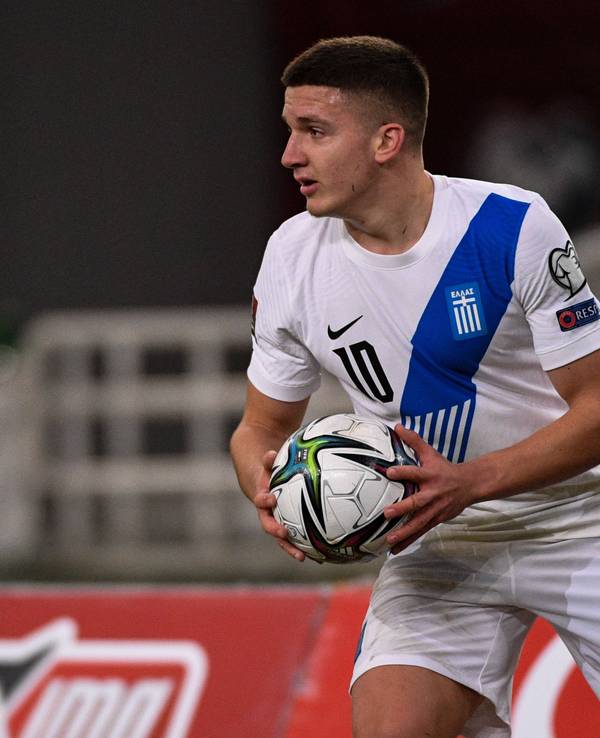 Christos Tzolis hält den Ball fest. WM-Qualifikation Griechenland gegen Spanien.