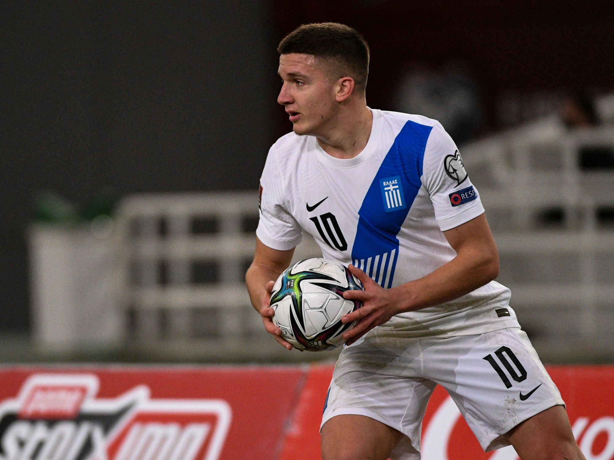 Christos Tzolis hält den Ball fest. WM-Qualifikation Griechenland gegen Spanien.