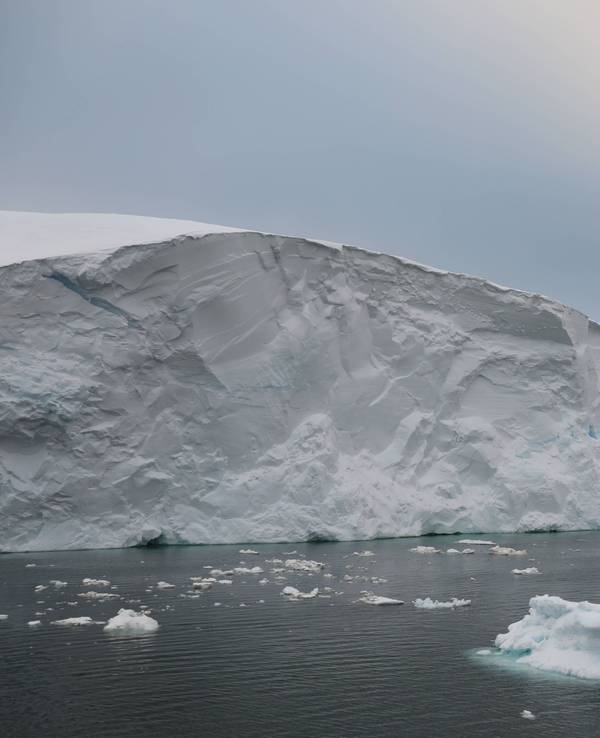 Der Thwaites-Gletscher in der Antarktis vom Wasser aus.