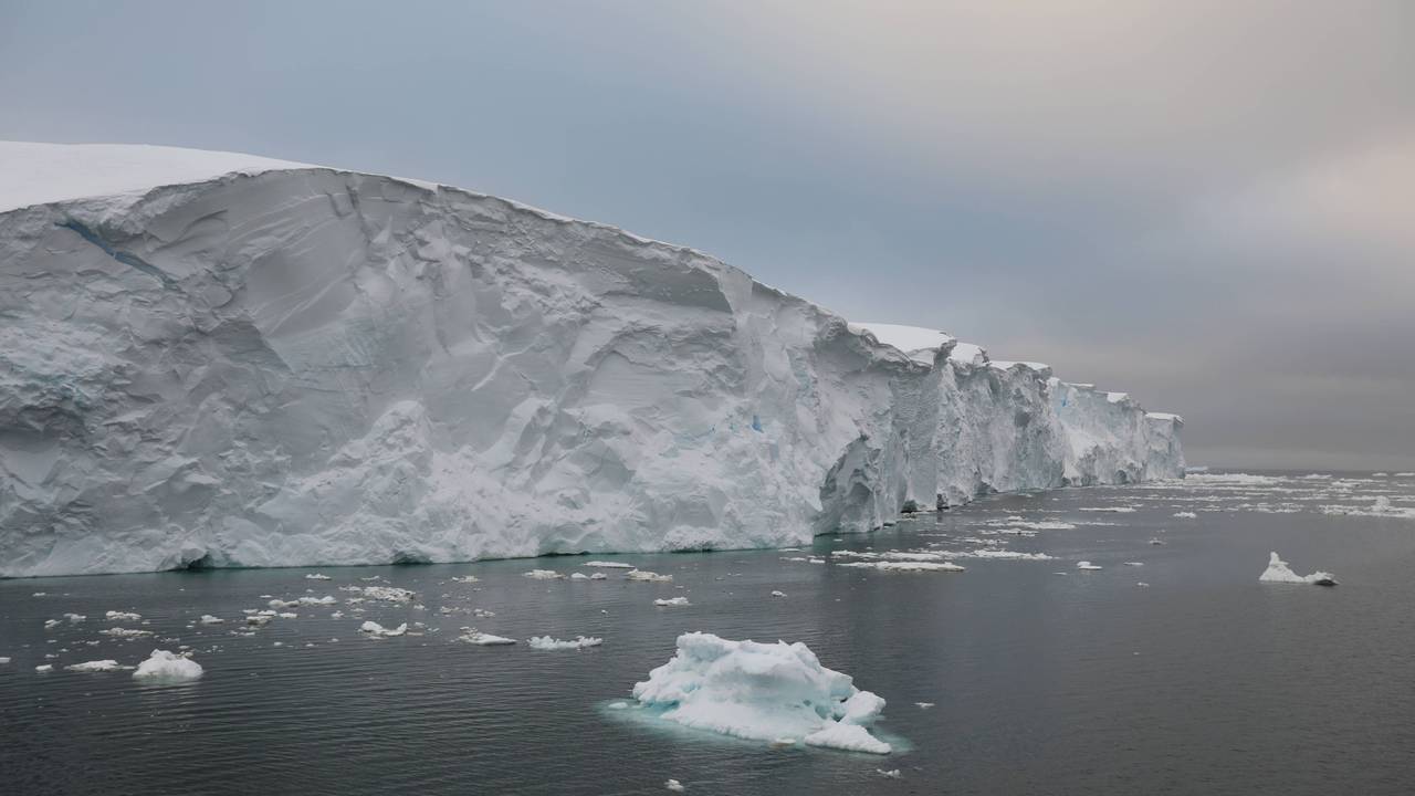 Der Thwaites-Gletscher in der Antarktis vom Wasser aus.