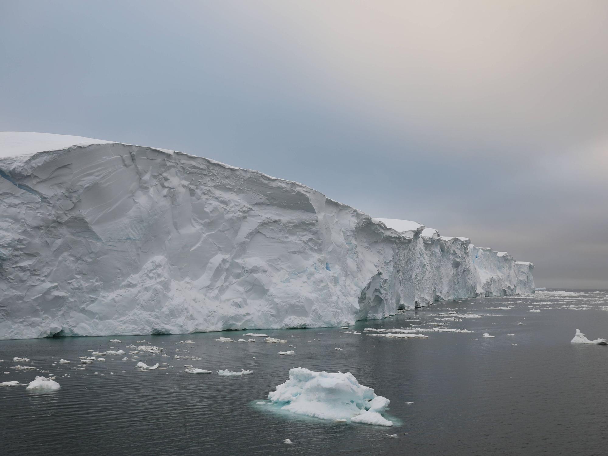 Der Thwaites-Gletscher in der Antarktis vom Wasser aus.