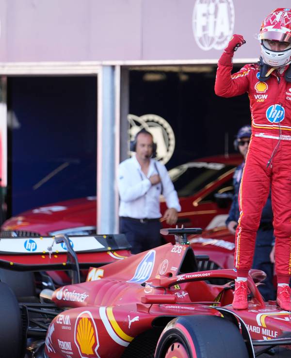 Ferrari-Pilot Charles Leclerc jubelt nach seinem Sieg im Qualifying in Monaco.