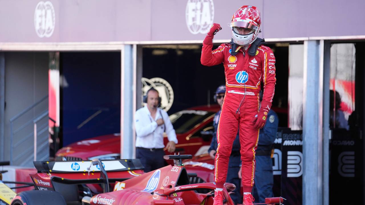 Ferrari-Pilot Charles Leclerc jubelt nach seinem Sieg im Qualifying in Monaco.