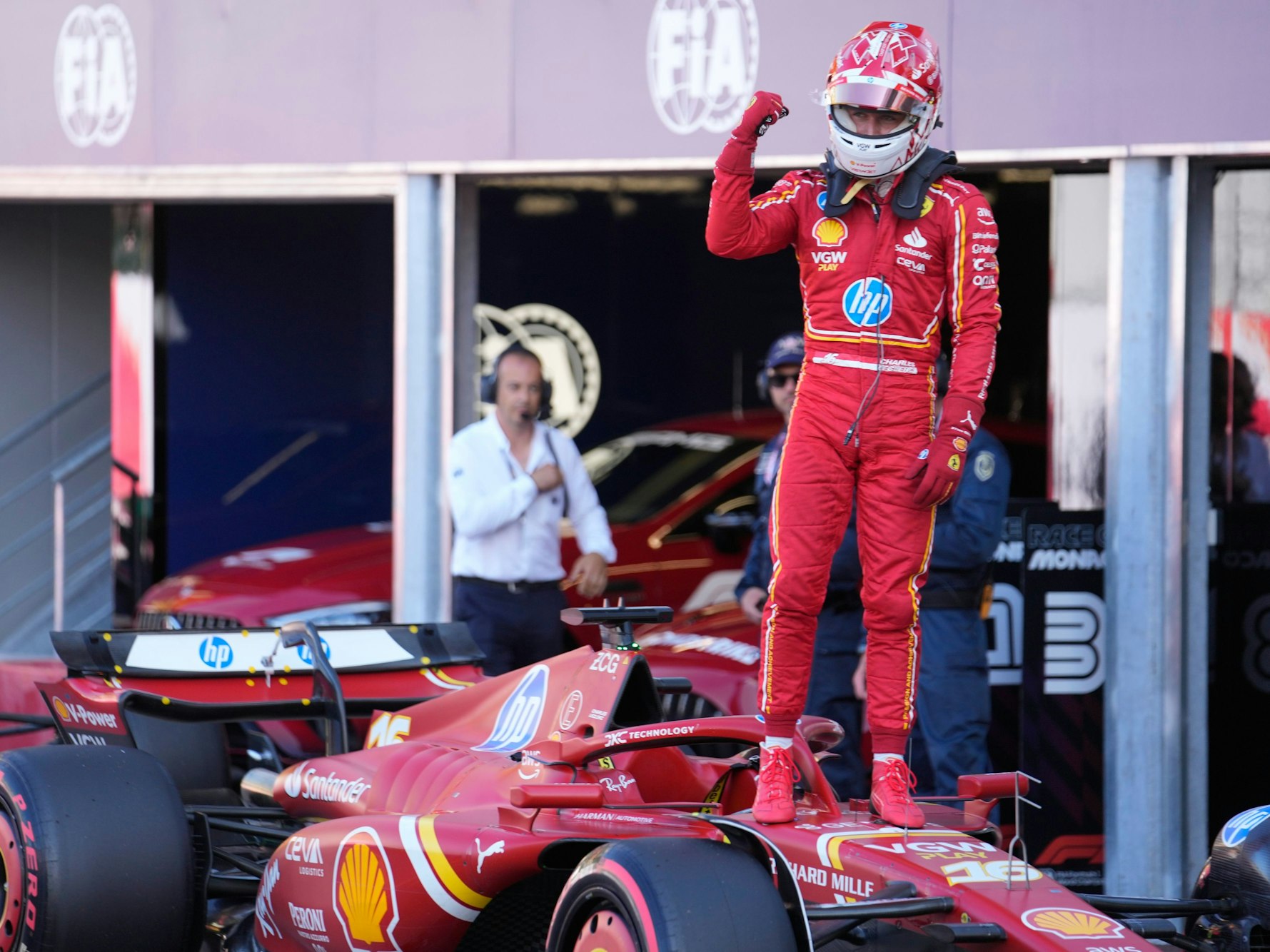 Ferrari-Pilot Charles Leclerc jubelt nach seinem Sieg im Qualifying in Monaco.