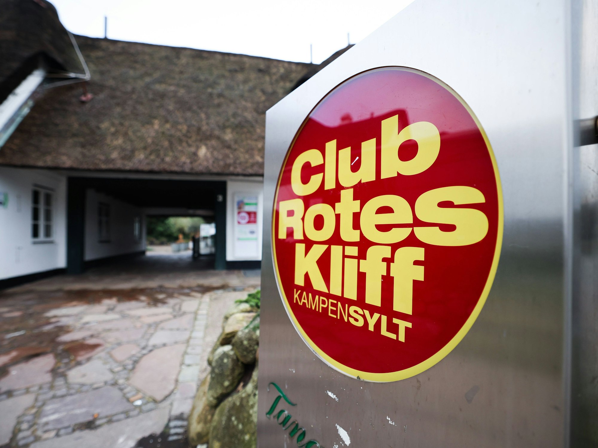 Ein Schild mit der Aufschrift „Club Rotes Kliff“ steht am Eingang der Diskothek. Mehrere Hotels und Gaststätten auf Sylt haben angesichts der rasant steigenden Corona-Zahlen auf der Insel vorläufig geschlossen.