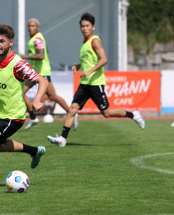 Genki Haraguchi und Lilian Egloff im Zweikampf beim Trainingslager.