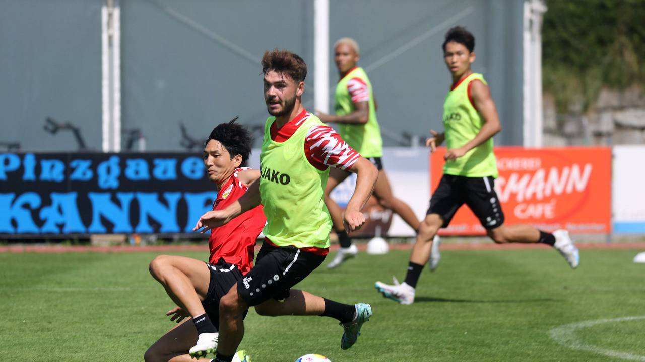 Genki Haraguchi und Lilian Egloff im Zweikampf beim Trainingslager.