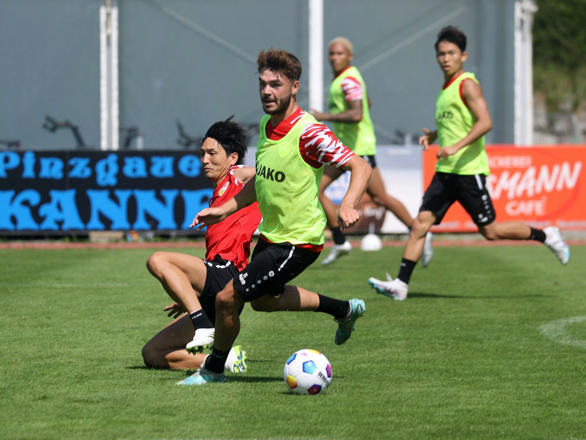 Genki Haraguchi und Lilian Egloff im Zweikampf beim Trainingslager.
