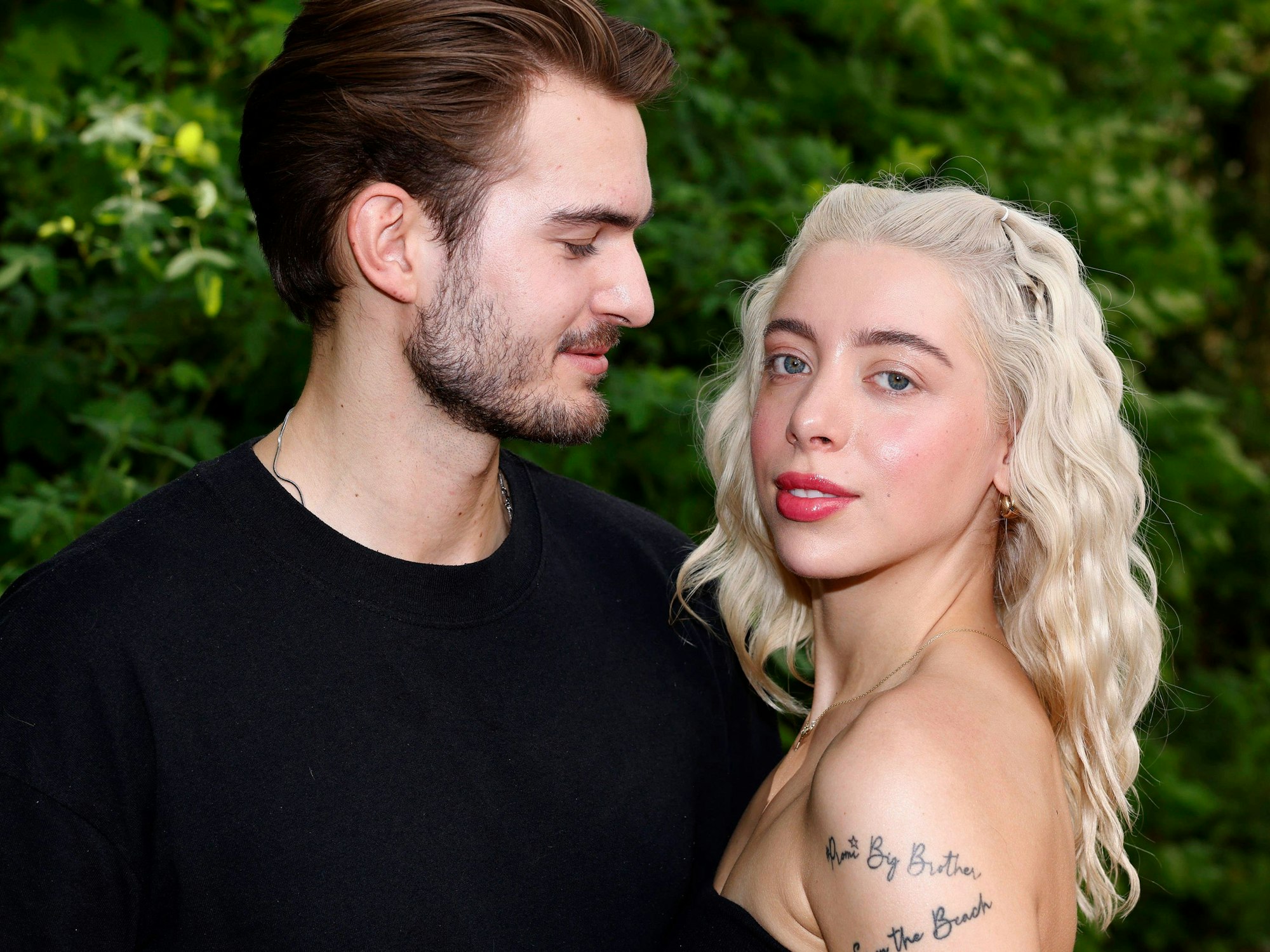 Reality-TV-Star Can Kaplan und seine Freundin und Reality-TV-Darstellerin Walentina Doronina beim BILD Renntag 2024 auf der Trabrennbahn Gelsenkirchen.