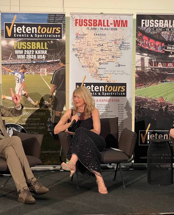 Christoph Daum und Reiner Calmund mit Petra Vieten.