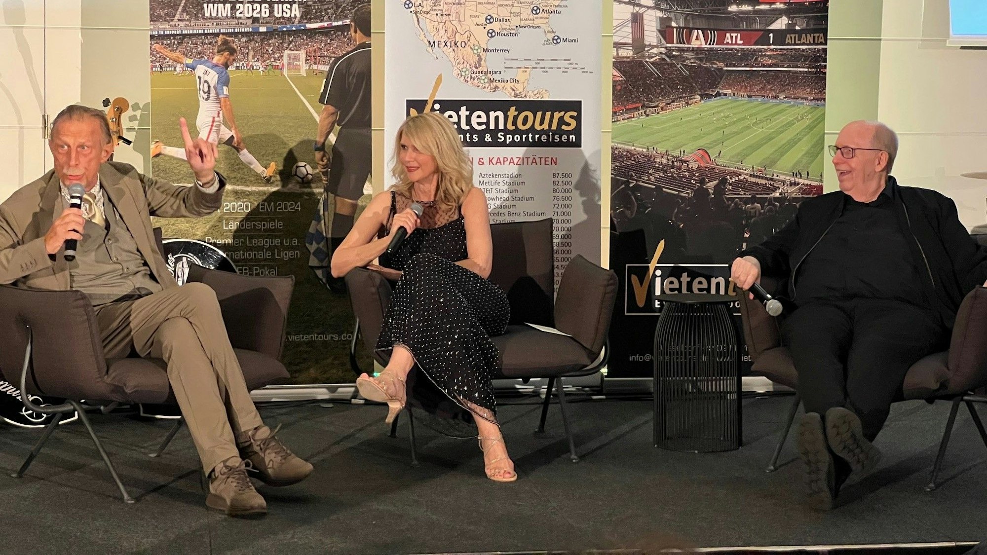 Christoph Daum und Reiner Calmund mit Petra Vieten.