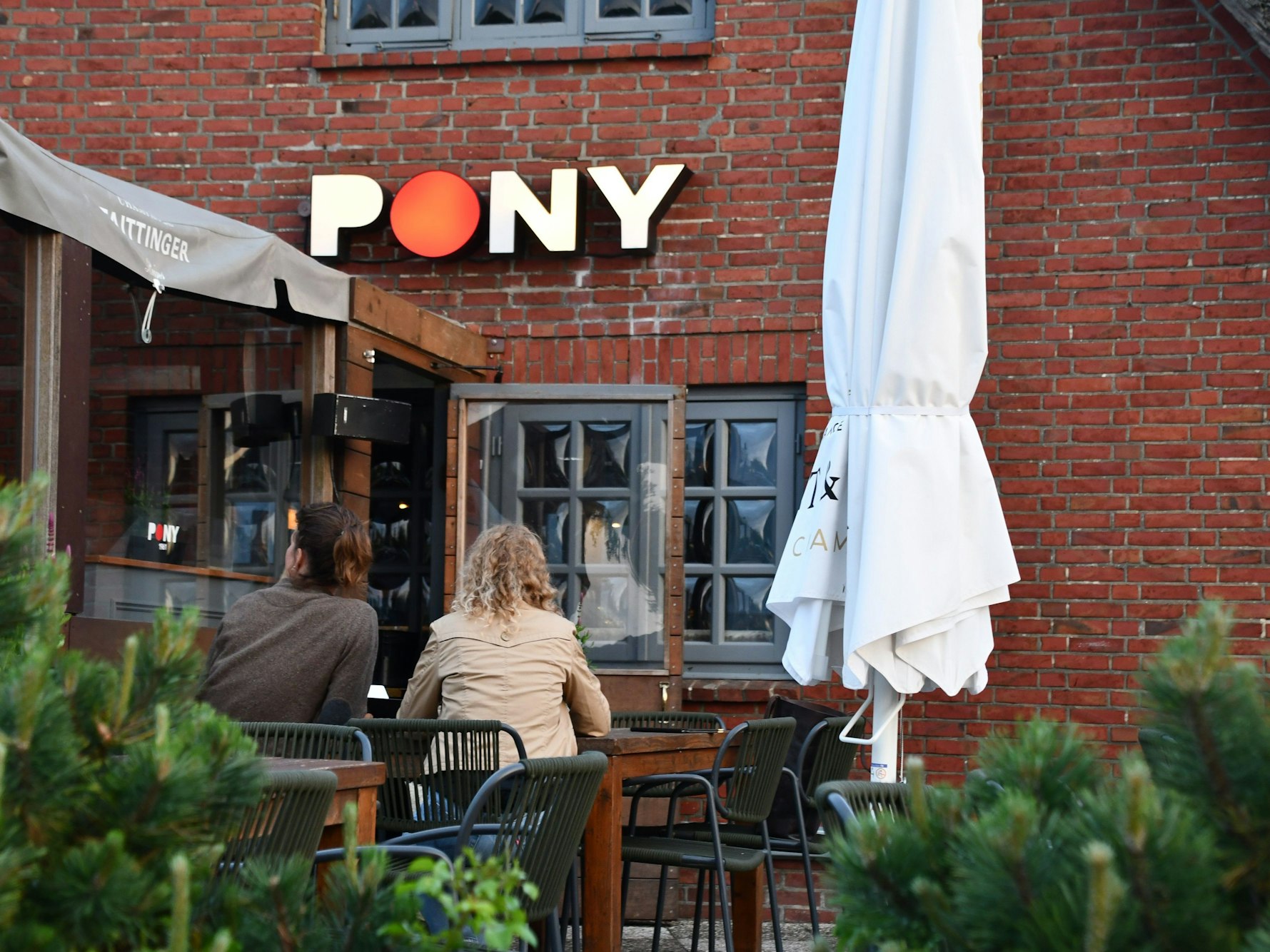 Zwei Frauen sitzen auf der Terrasse des Clubs „Pony“ in Kampen (Sylt). Hier hatten Party-Gäste zu Pfingsten rassistische Lieder gegrölt.