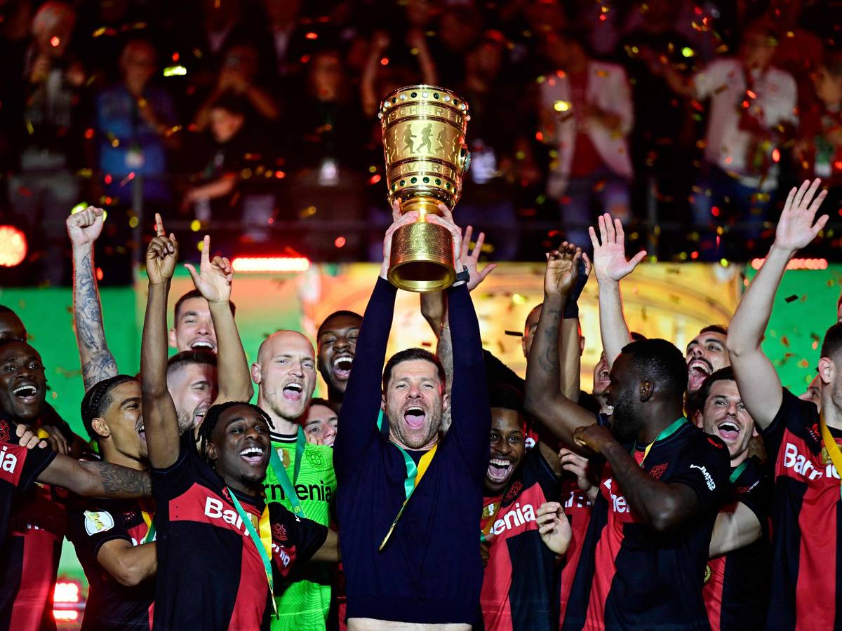 Xabi Alonso hebt den Pokal hoch.