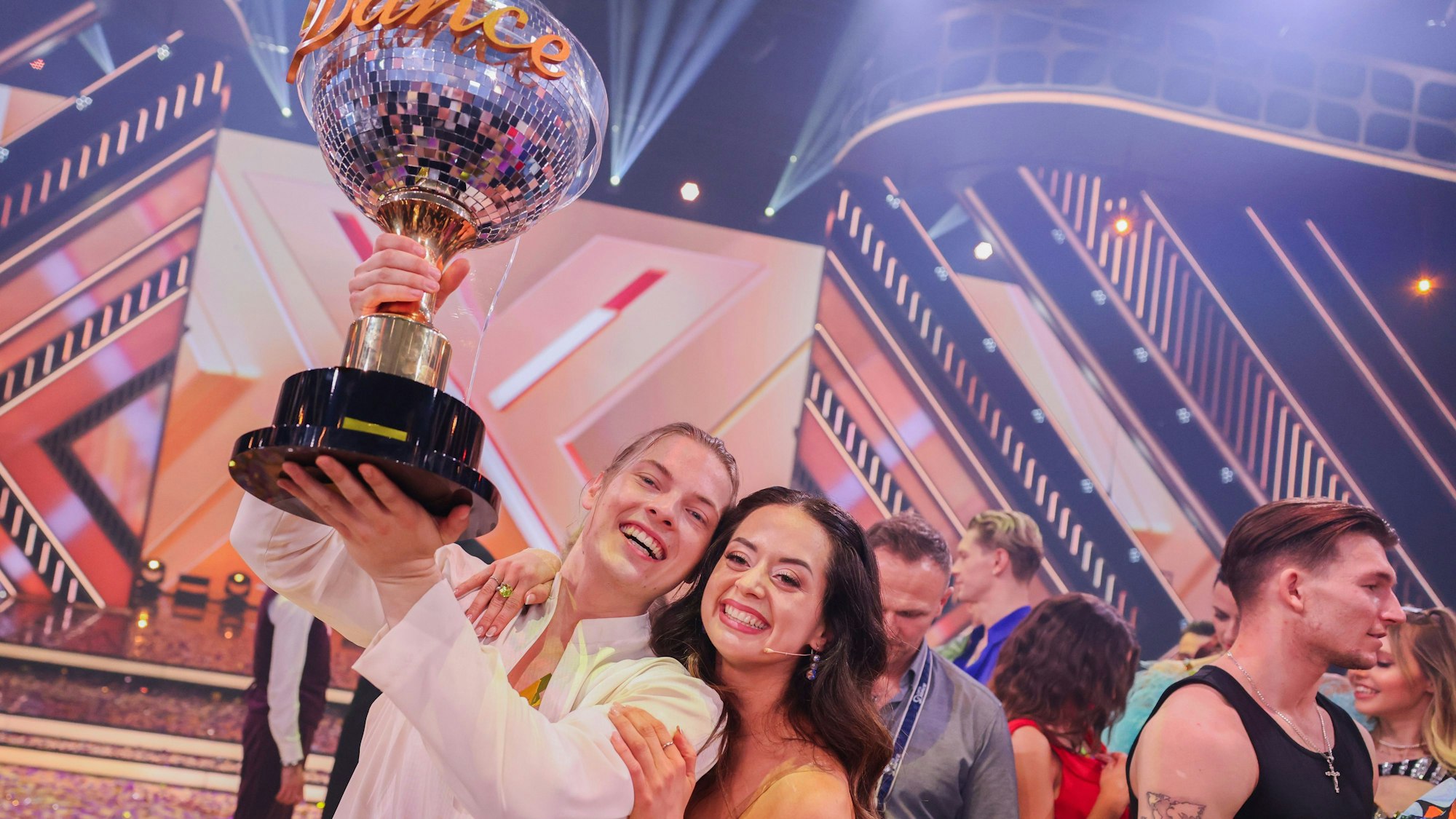 Holten sich am Ende verdient den Pokal: Gabriel Kelly und Proftänzerin Malika Dzumaev.