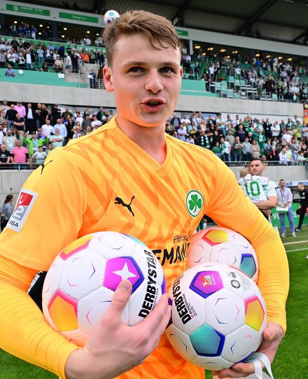 Jonas Urbig mit drei Bällen im Arm nach seinem letzten Spiel für Greuther Fürth.