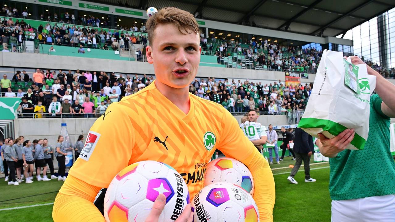 Jonas Urbig mit drei Bällen im Arm nach seinem letzten Spiel für Greuther Fürth.