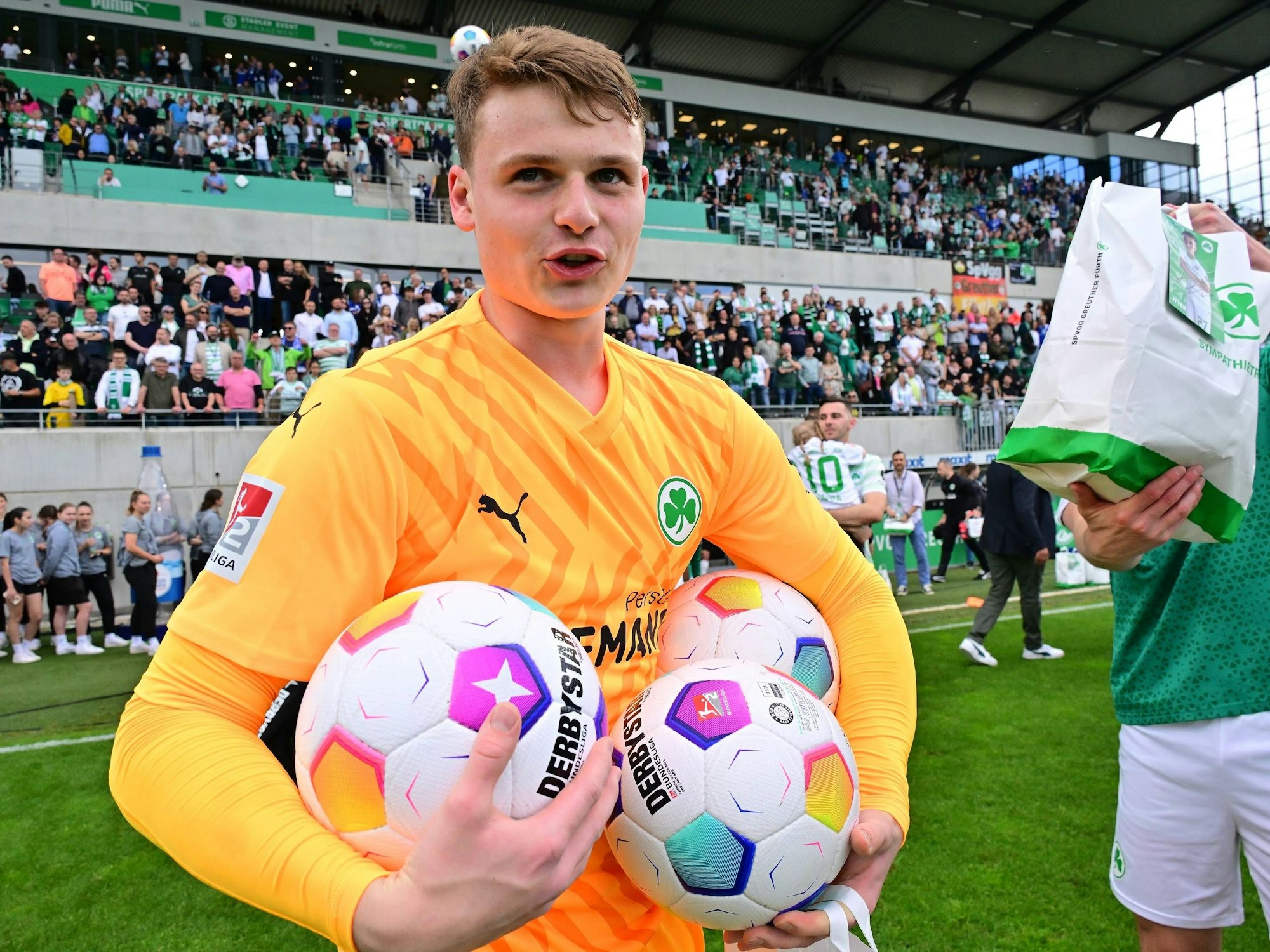 Jonas Urbig mit drei Bällen im Arm nach seinem letzten Spiel für Greuther Fürth.