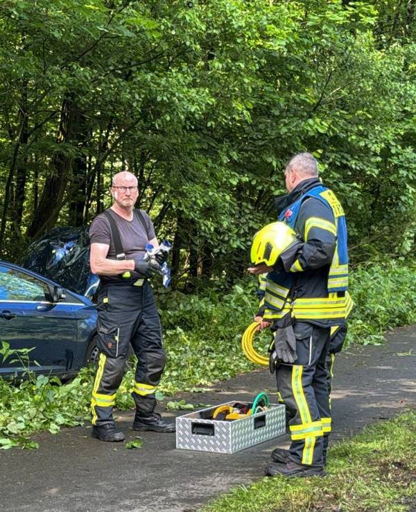 Feuerwehr und Rettungsteams stehen in Schloß Holte-Stukenbrock an der Unglücksstelle, nachdem ein Auto in eine Gruppe von Joggern gefahren ist.25.05.2024, Nordrhein-Westfalen, Schloß Holte-Stukenbrock: Feuerwehr und Rettungsteams stehen an der Unglückstelle, nachdem ein Auto in eine Gruppe von Joggern gefahren ist. In Schloß Holte-Stukenbrock bei Bielefeld ist am Samstag ein 19-jähriger Autofahrer in eine Gruppe von Joggern gerast. Dabei seien drei Menschen schwer verletzt worden, sagte eine Polizeisprecherin. Foto: Christian Müller/Westfalennews/dpa +++ dpa-Bildfunk +++