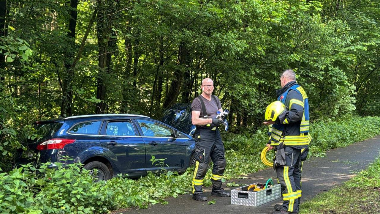 Feuerwehr und Rettungsteams stehen in Schloß Holte-Stukenbrock an der Unglücksstelle, nachdem ein Auto in eine Gruppe von Joggern gefahren ist.25.05.2024, Nordrhein-Westfalen, Schloß Holte-Stukenbrock: Feuerwehr und Rettungsteams stehen an der Unglückstelle, nachdem ein Auto in eine Gruppe von Joggern gefahren ist. In Schloß Holte-Stukenbrock bei Bielefeld ist am Samstag ein 19-jähriger Autofahrer in eine Gruppe von Joggern gerast. Dabei seien drei Menschen schwer verletzt worden, sagte eine Polizeisprecherin. Foto: Christian Müller/Westfalennews/dpa +++ dpa-Bildfunk +++