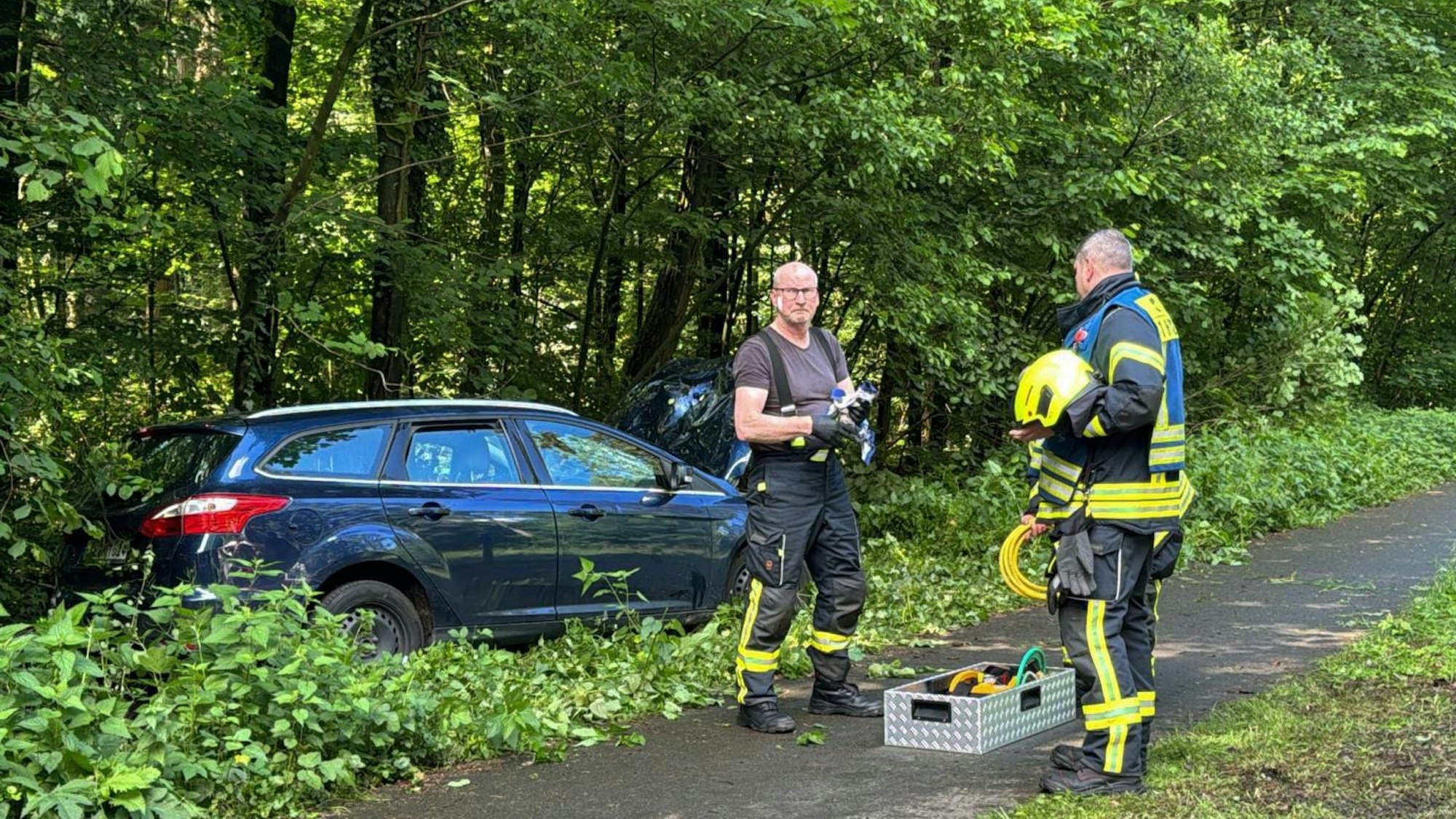 Feuerwehr und Rettungsteams stehen in Schloß Holte-Stukenbrock an der Unglücksstelle, nachdem ein Auto in eine Gruppe von Joggern gefahren ist.25.05.2024, Nordrhein-Westfalen, Schloß Holte-Stukenbrock: Feuerwehr und Rettungsteams stehen an der Unglückstelle, nachdem ein Auto in eine Gruppe von Joggern gefahren ist. In Schloß Holte-Stukenbrock bei Bielefeld ist am Samstag ein 19-jähriger Autofahrer in eine Gruppe von Joggern gerast. Dabei seien drei Menschen schwer verletzt worden, sagte eine Polizeisprecherin. Foto: Christian Müller/Westfalennews/dpa +++ dpa-Bildfunk +++