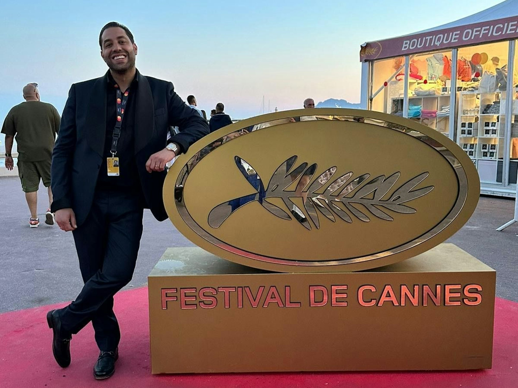 Schauspieler Kais Setti steht auf der Croisette und lehnt an einem Gebilde, das für die Filmfestspiele in Cannes aufgestellt wurde.