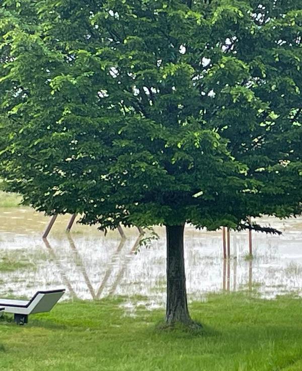 Ein Spielplatz steht unter Wasser, es ist nur noch wenig vom Boden zu sehen.