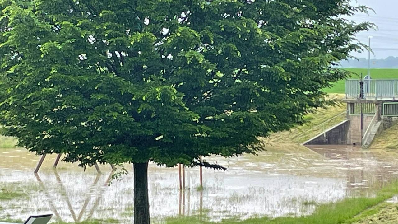 Ein Spielplatz steht unter Wasser, es ist nur noch wenig vom Boden zu sehen.