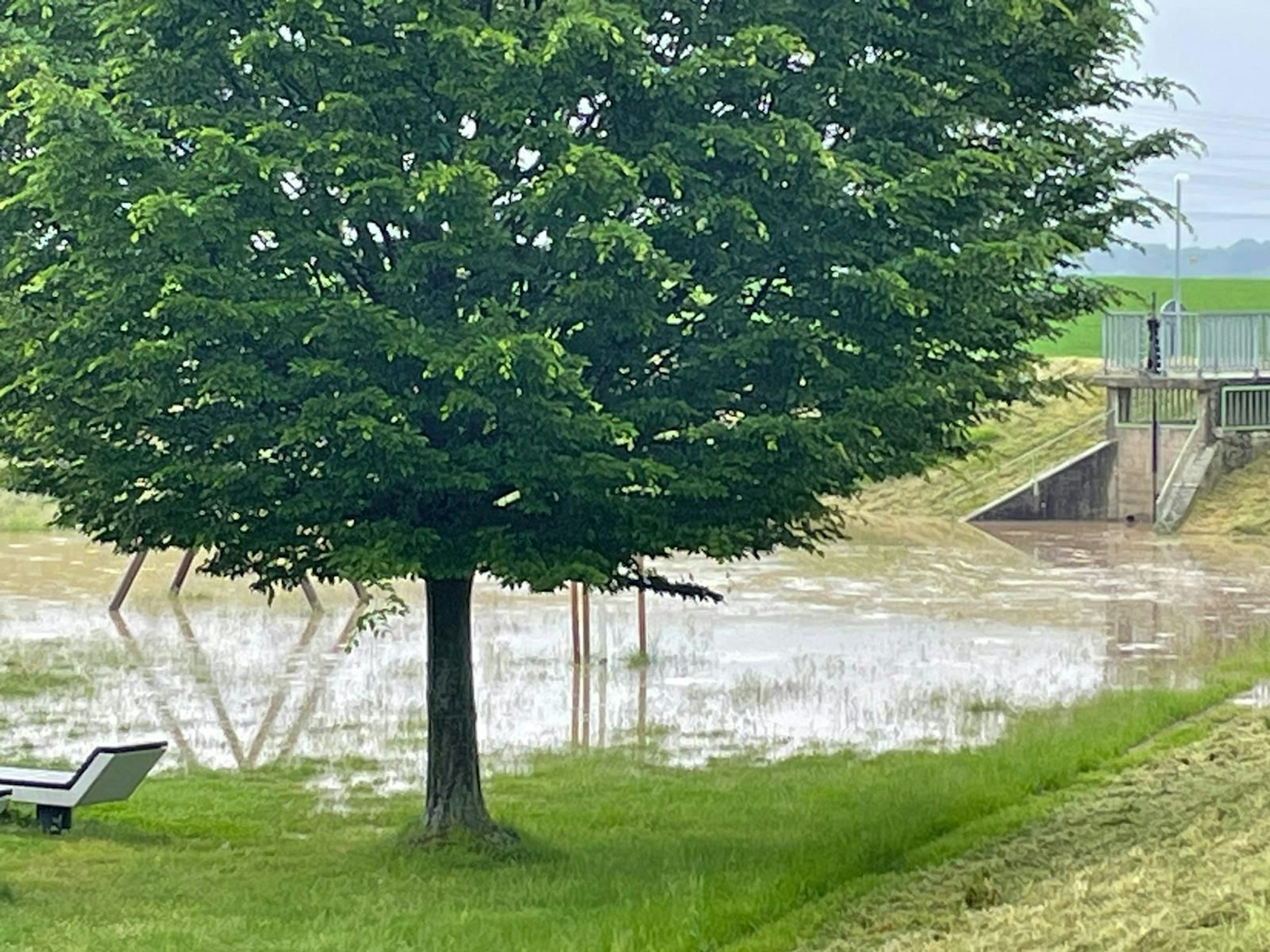 Ein Spielplatz steht unter Wasser, es ist nur noch wenig vom Boden zu sehen.