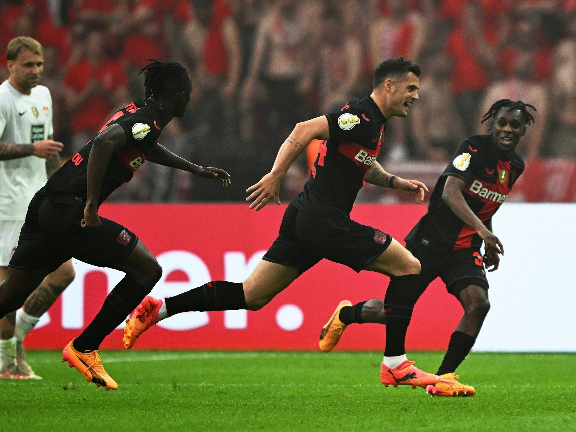 Leverkusens Granit Xhaka (M) jubelt mit den Teamkollegen über seinen Treffer zum 1:0.