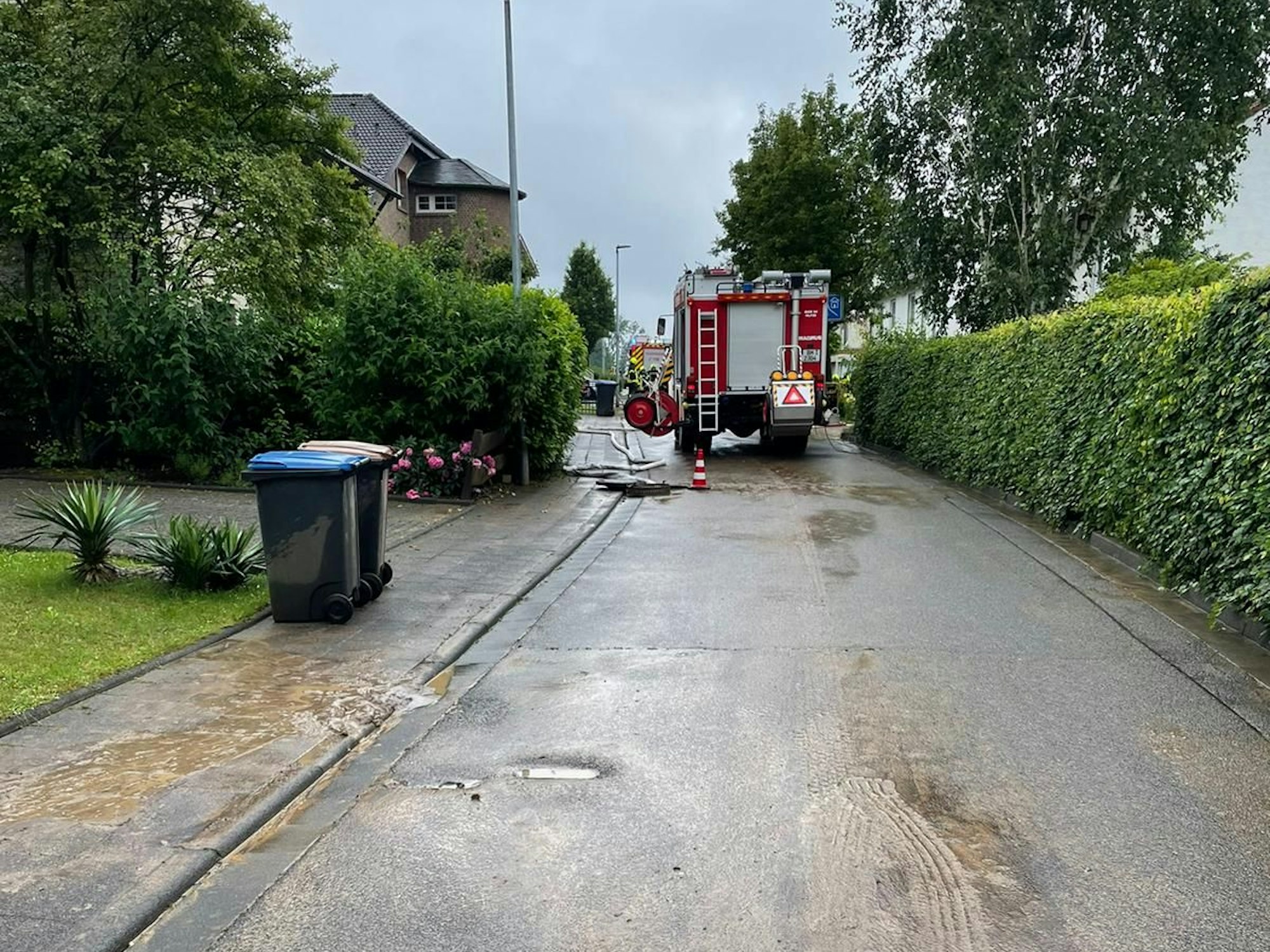 Ein Feuerwehrauto steht in einer Straße.