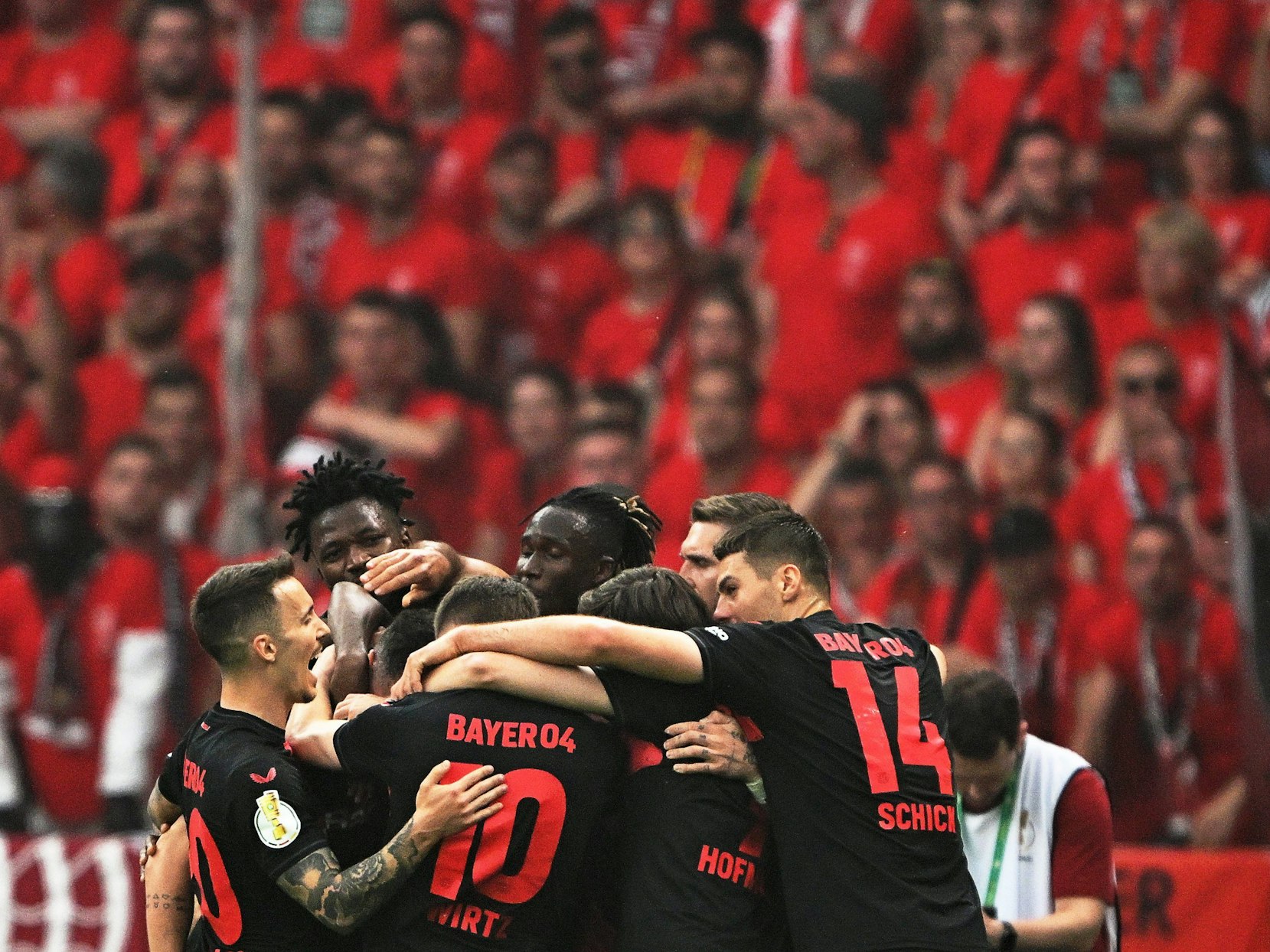 Leverkusens Spieler jubeln über den Treffer zum 1:0.