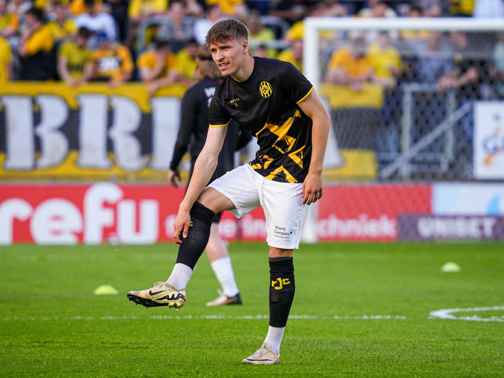Maximilian Schmid im Aufwärmshirt von Roda Kerkrade.