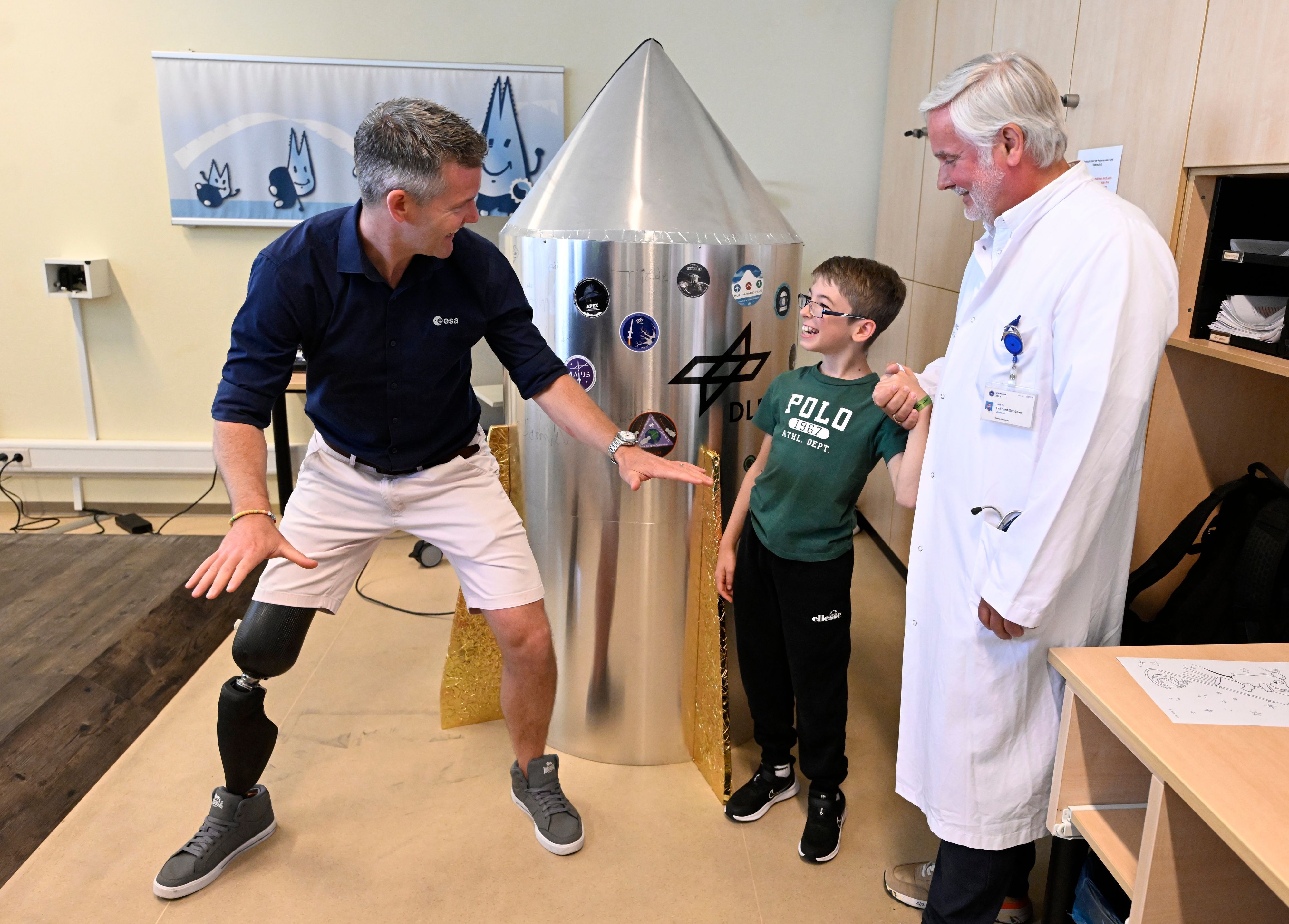John McFall mit Felix und Oberarzt Eckhard Schönau in Kölner Uniklinik.